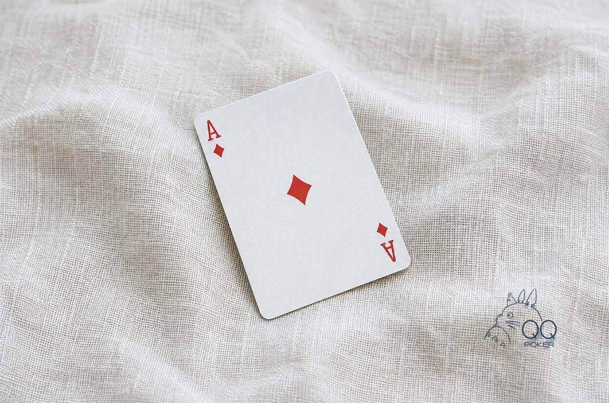 本色亚麻布上斜放着一张正面朝上的方块 A，画面里只有这一张牌